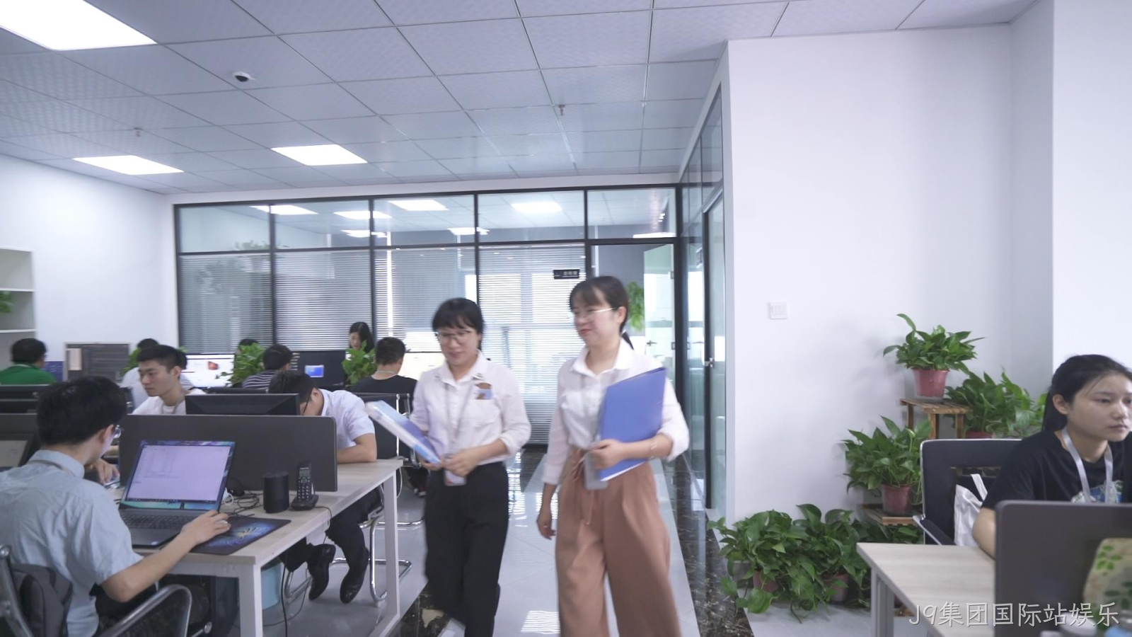 J9集团国际站娱乐：18 年深耕，让企业数字化转型少走弯路